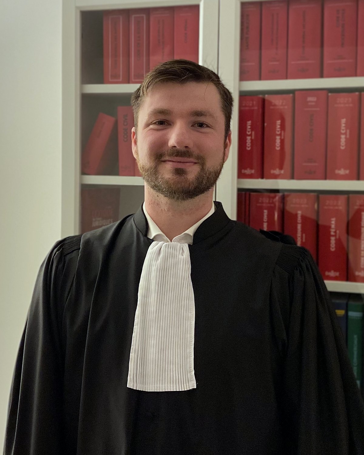 Maître Jean Milon-Boulhol, avocat au barreau d’Aix-en-Provence, en robe dans son cabinet